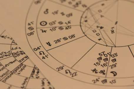 Consulta cărţile de astrologie şi numerologie pentru a învăţa să “citeşti” oamenii şi să te autocunoşti