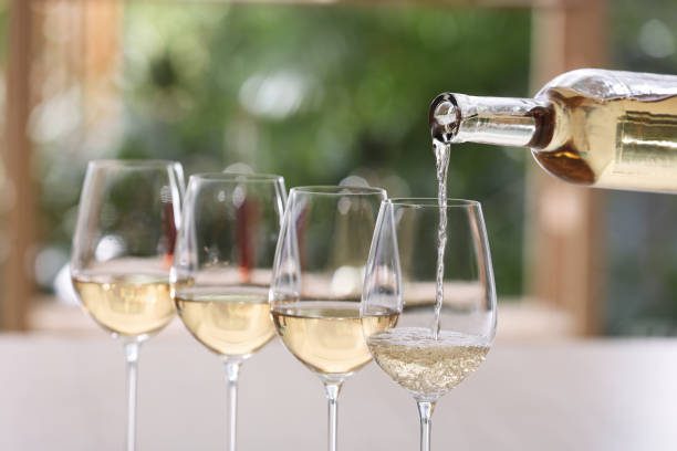 Ce beneficii oferă consumul de vin alb și cum poți alege sortimentul potrivit pentru petreceri?
