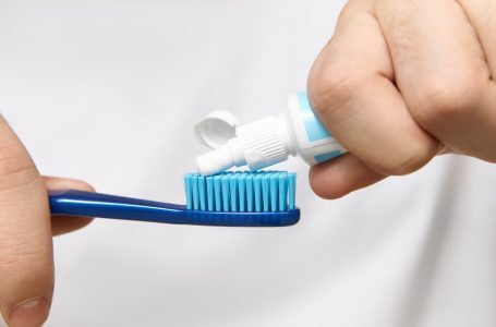 Cum să alegeți o periuță de dinți potrivită